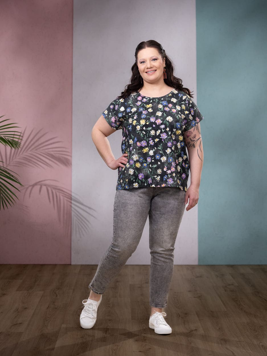 Versonpuoti Tuuli T-paita Kahvilassa musta/pastelli